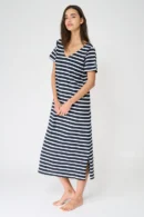 A1893 Vestido camiseta largo a rayas con escote en V